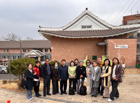 한국과 일본의 소아암부모회가 소아암 환아와 가족을 위한 사랑의 보금자리인 ‘우체국 마음이음 한사랑의 집’을 방문하고 기념 촬영을 하고 있다